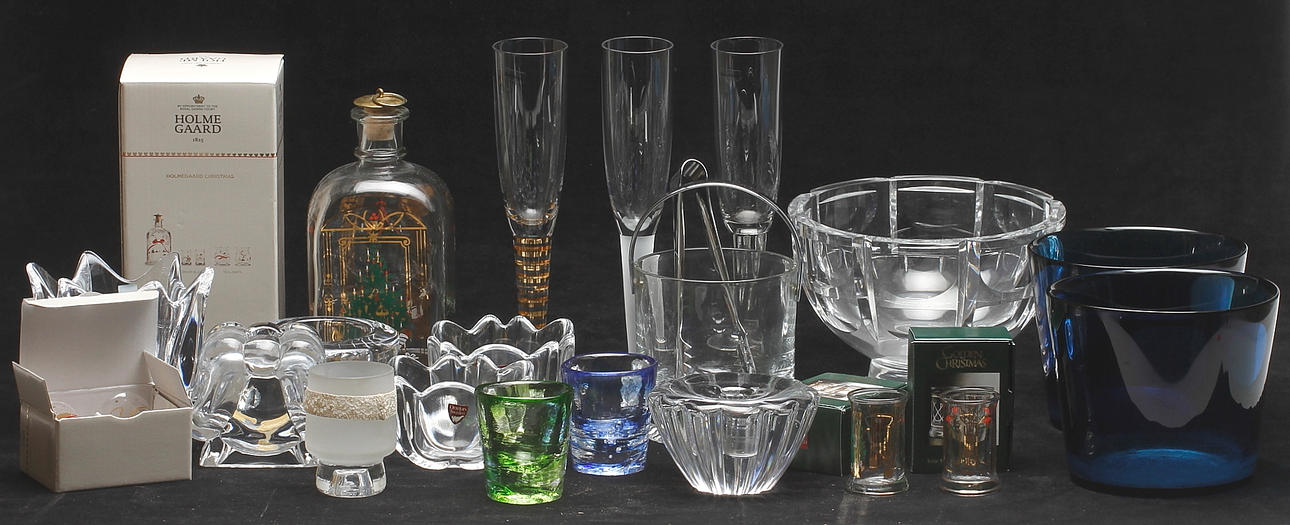 GLASFÖREMÅL, bland annat Orrefors, Kosta Boda, Holmegaard.