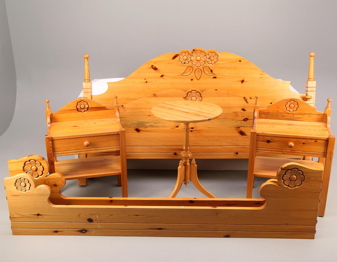 SÄNGMÖBEL 3 delar, + BORD, furu, 2 madrasser IKEA.