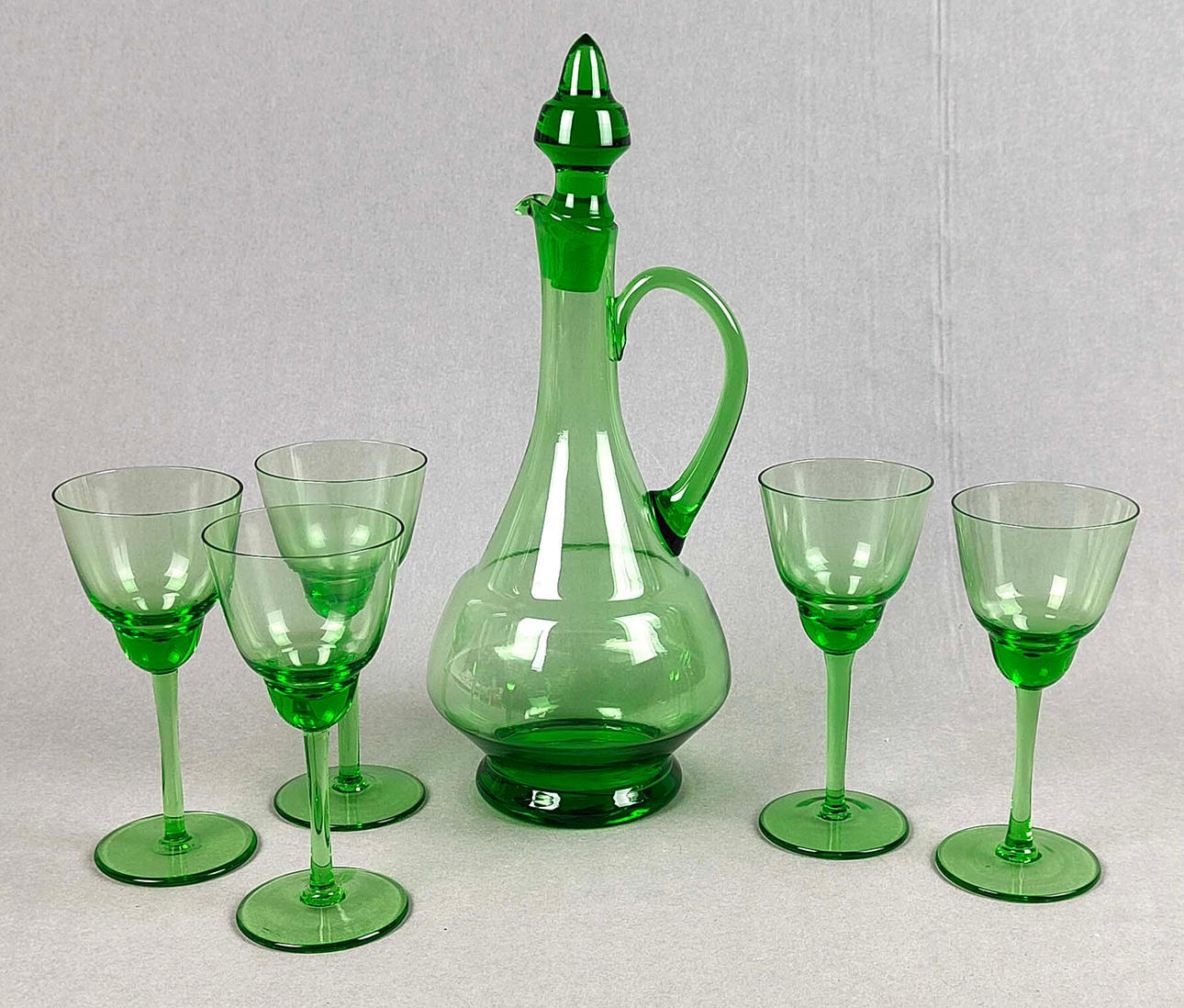 GRÖN GLASKARAFF MED VINGLAS.