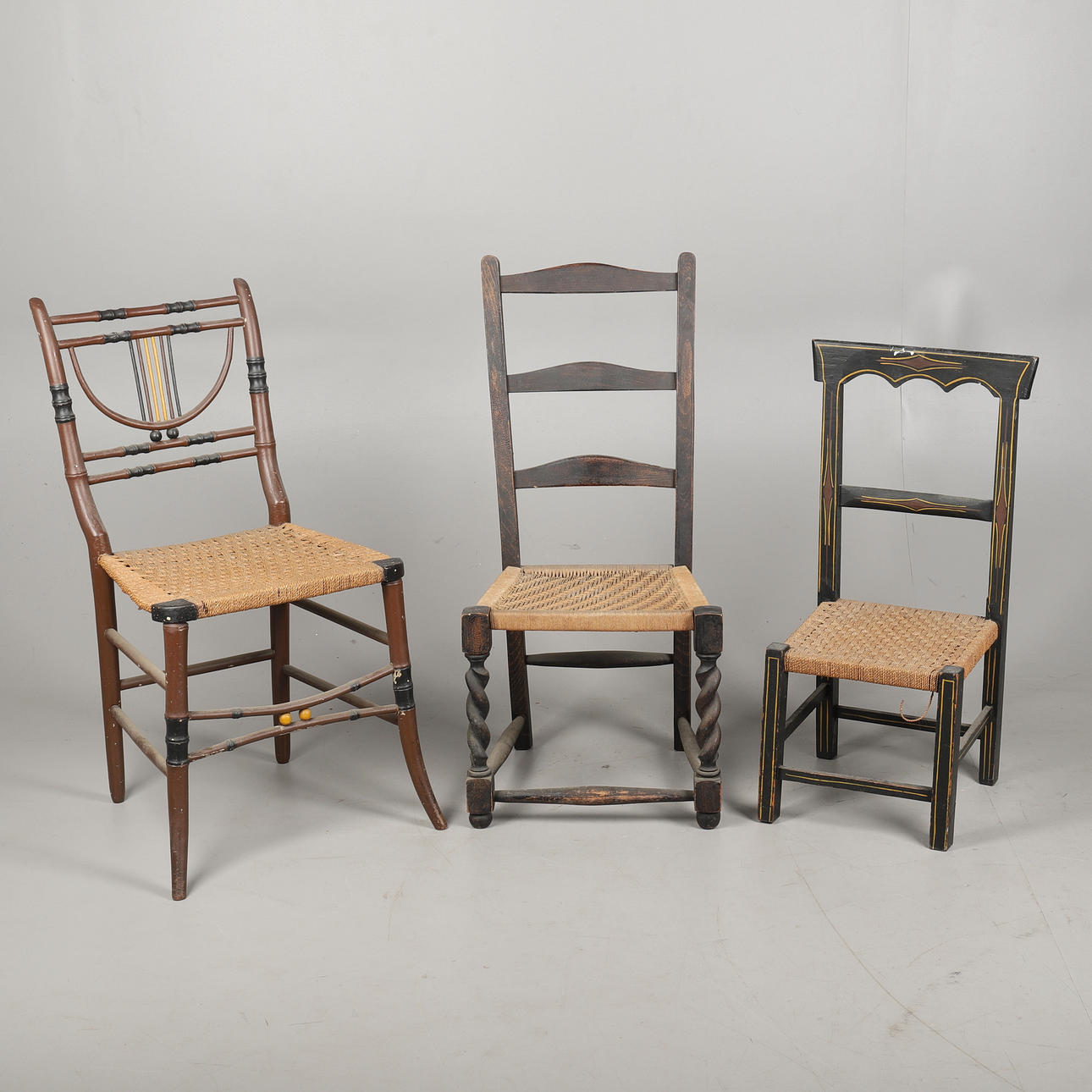 EN REGENCY MÅLAD SIDOSTOL OCH TVÅ LÅGA STOLAR.