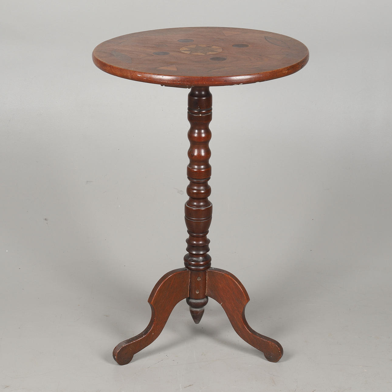 A NINETEENTH CENTURY INLAID TOP TRIPOD TABLE.