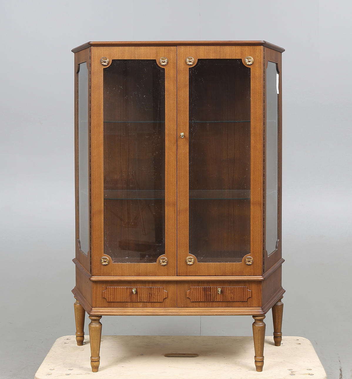 VITRINSKÅP, gustaviansk stil, 1900-tal.