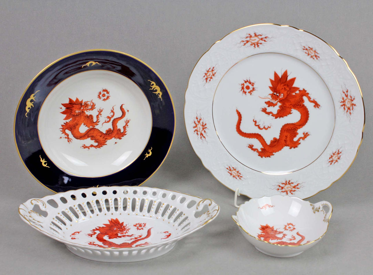 4 SCHALEN UND TELLER *MING DRACHE*.