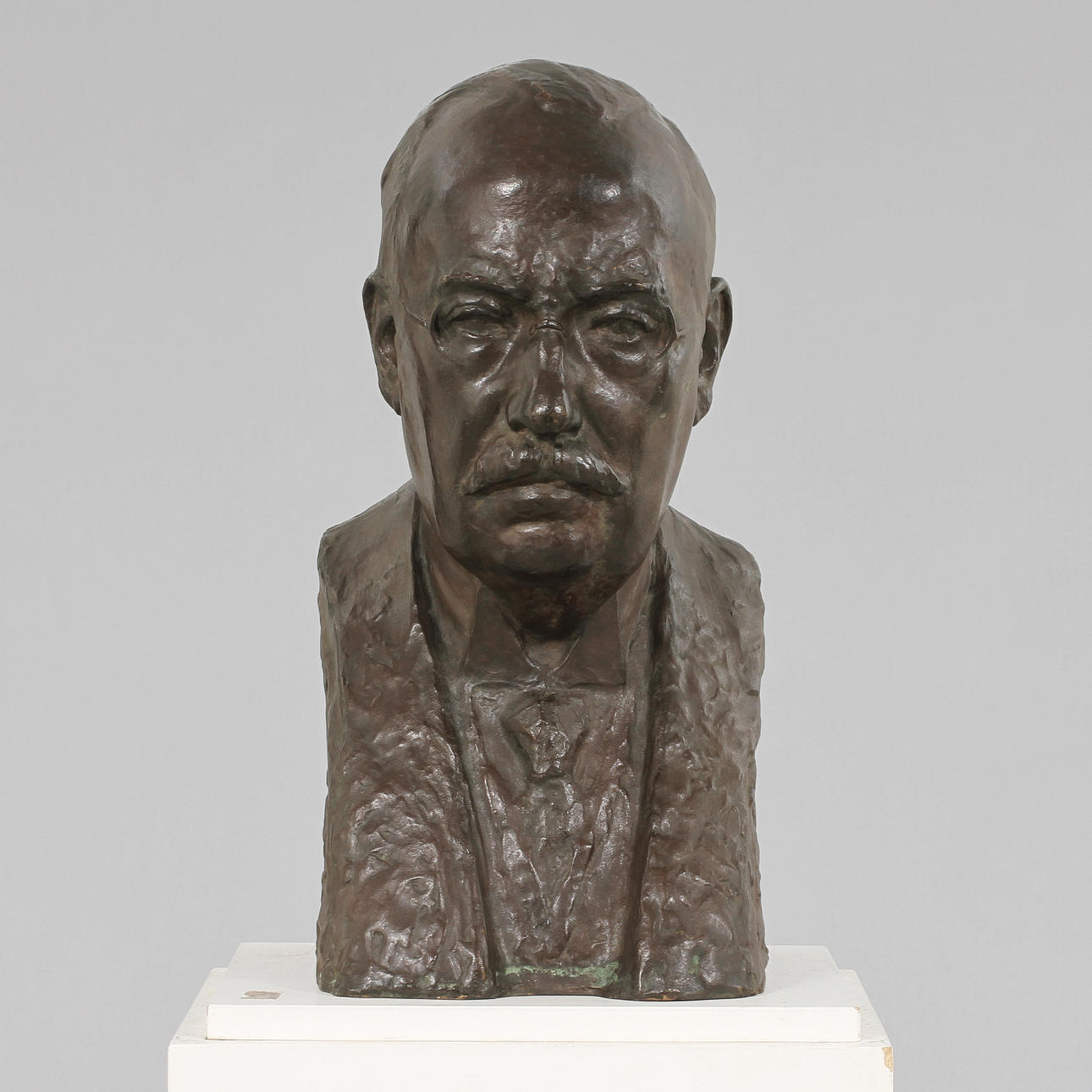 OIDENTIFIERAD KONSTNÄR. skulptur, sign Färmann? Otto Meyer Fudge, dat 1913.