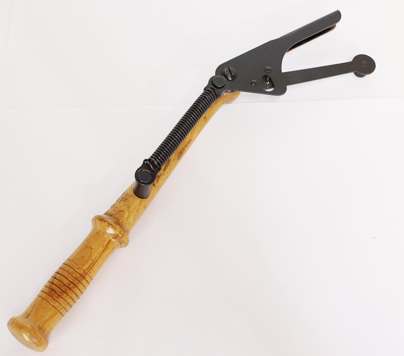 HAND TRAP FOR MUD PIGEONS, REMINGTON AUTOMATIC HAND TRAP.