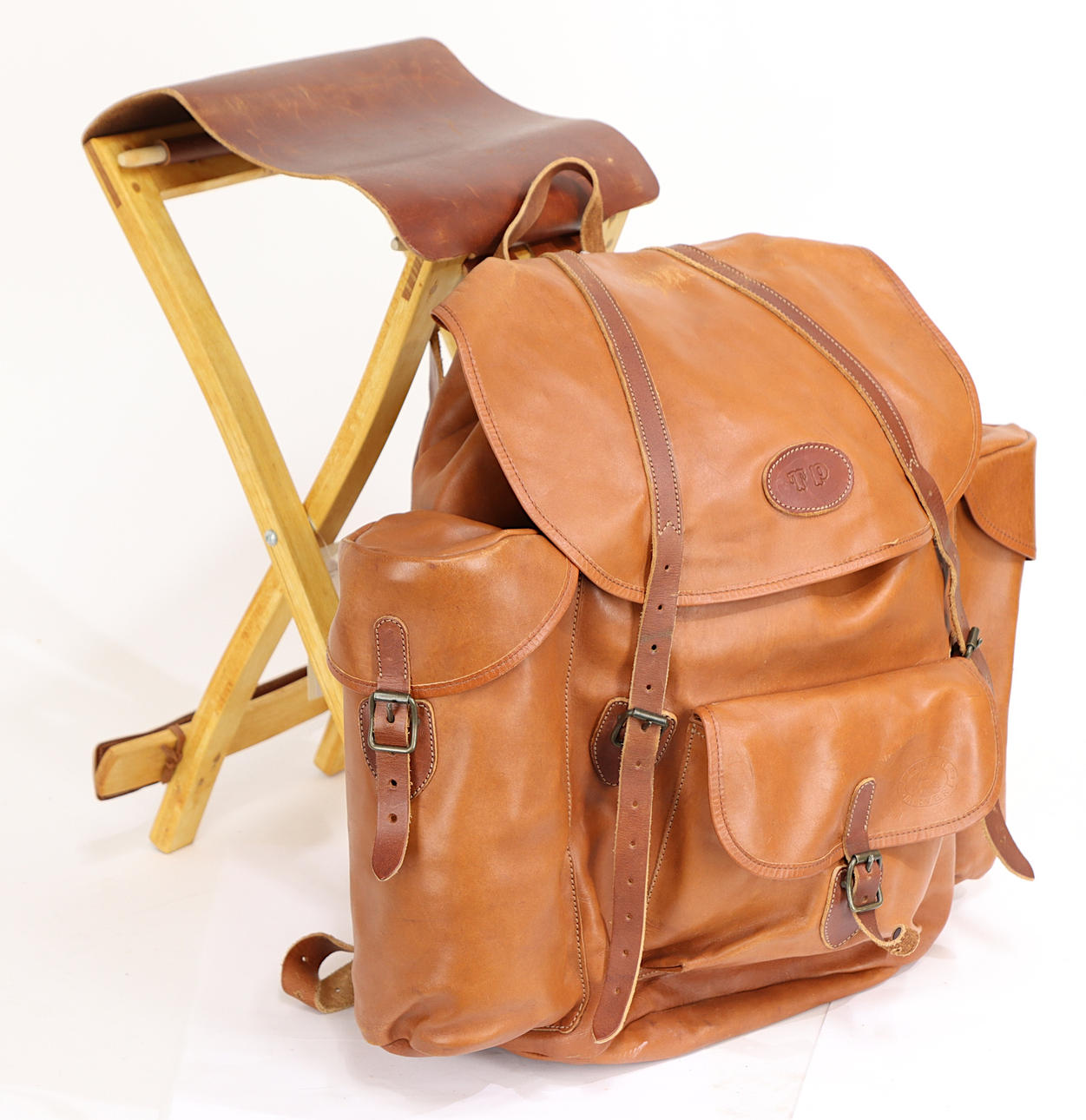 978. SKINNRYGGSÄCK MED STOL.