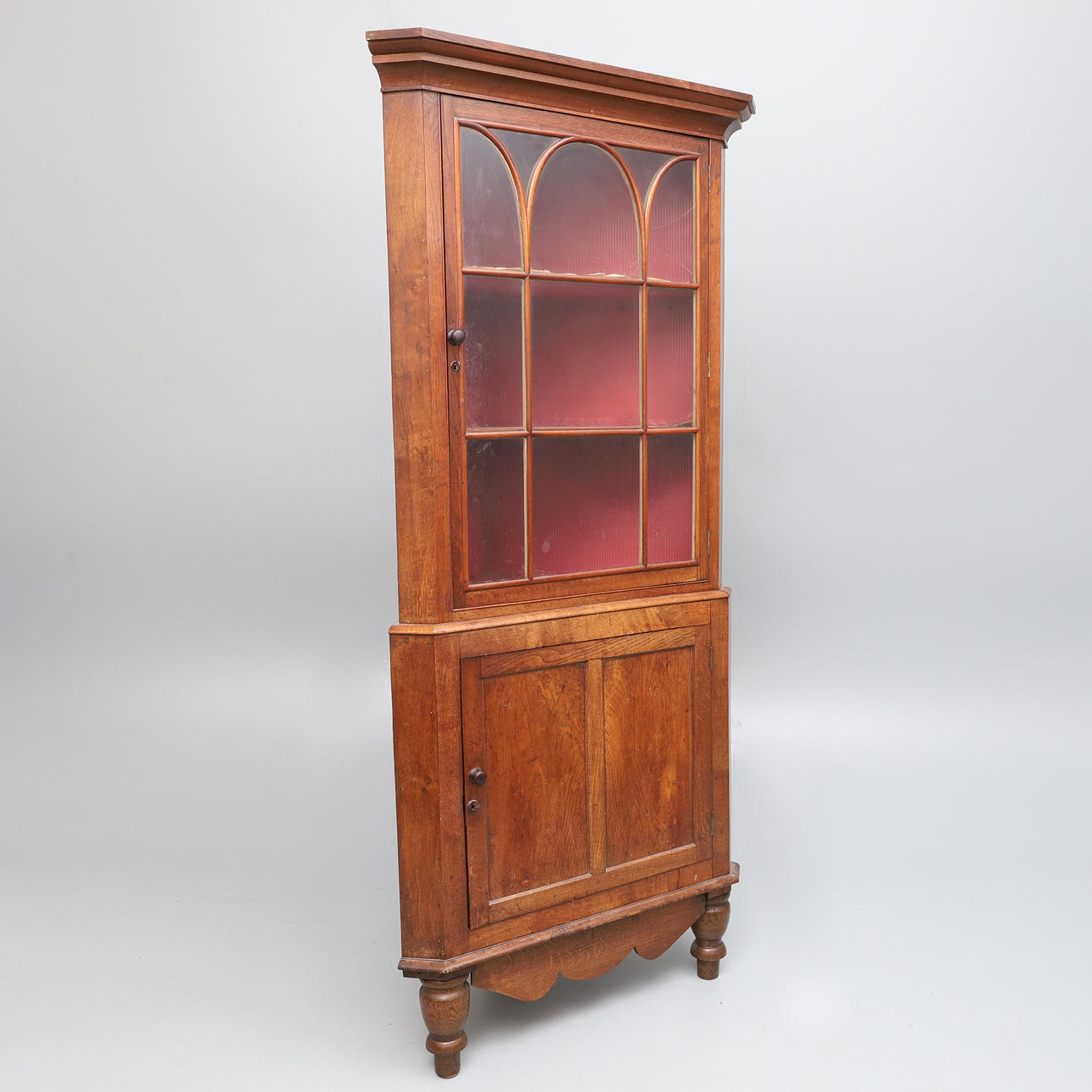 ET HJØRNESKAB, CIRCA 1840, stående i egegulv.