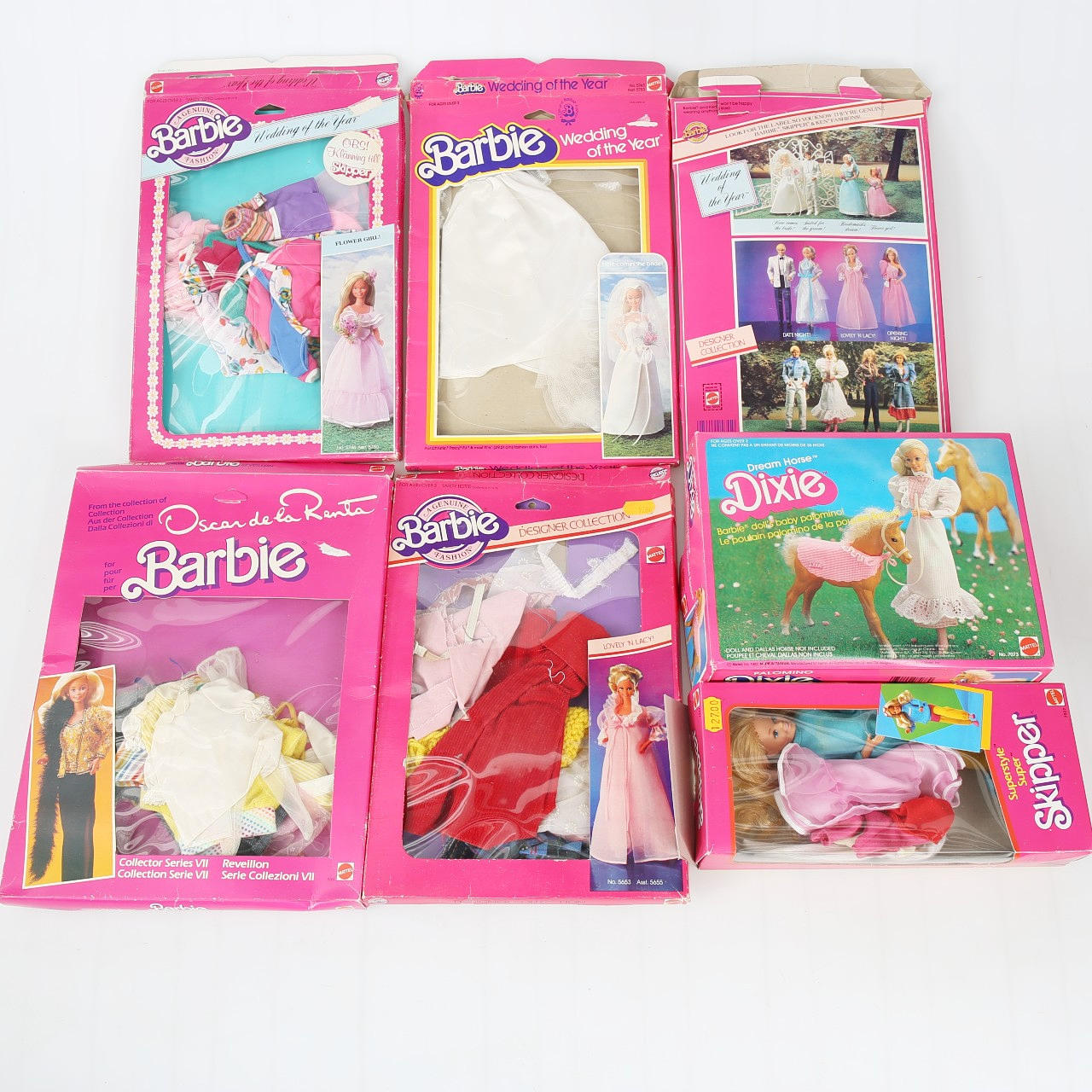 BARBIE CLOTHES, 5 Boxen und Skipper-Puppe und Dixie-Pferd.