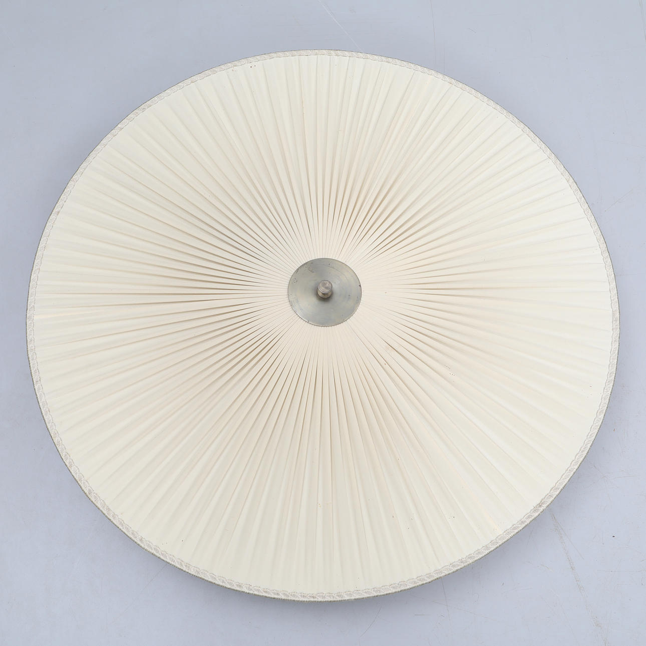 TAKLAMPA PLAFOND, textilklädd, veckad skärm, 1940-50 tal.