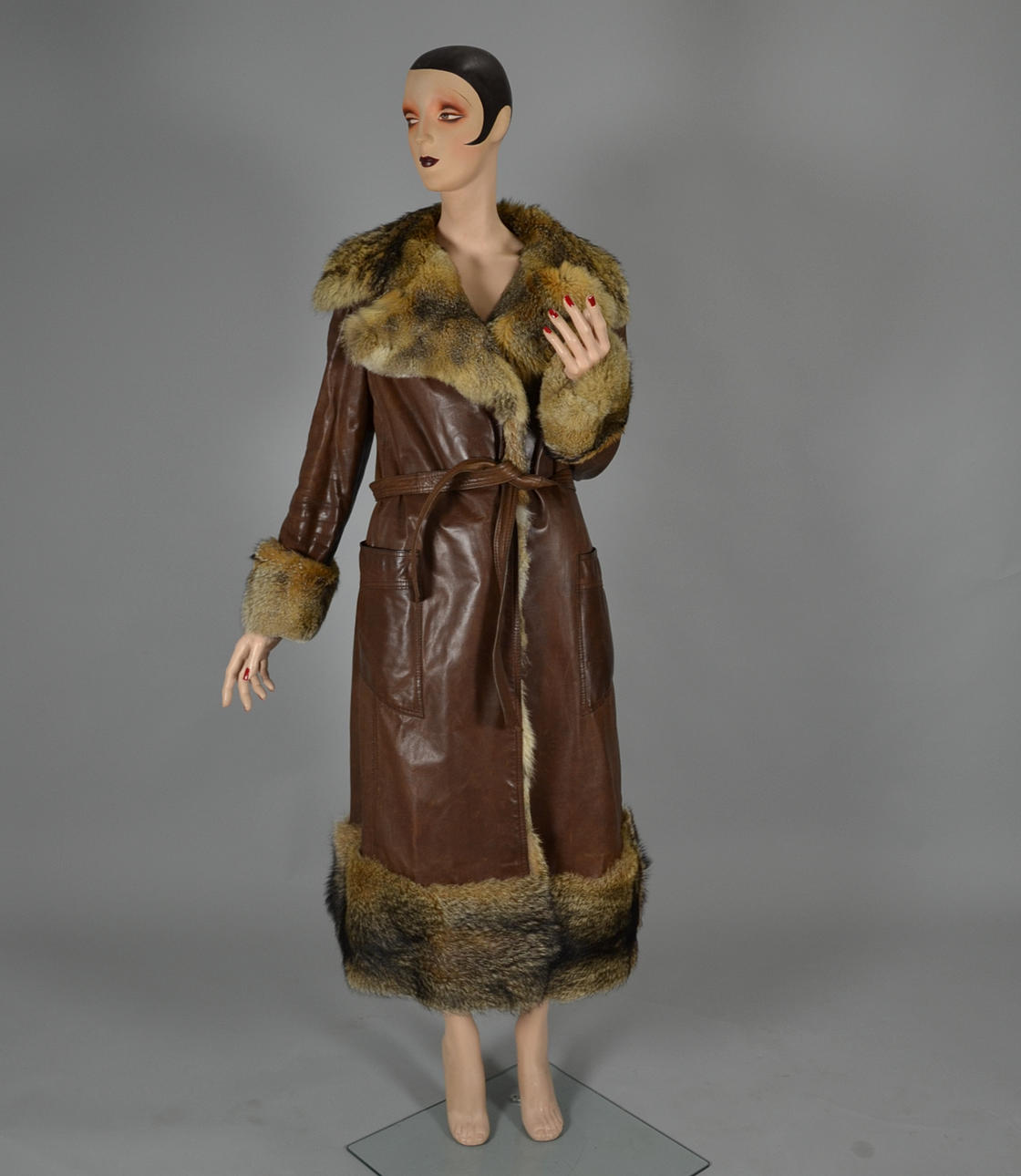 Läderrock med rävpäls.