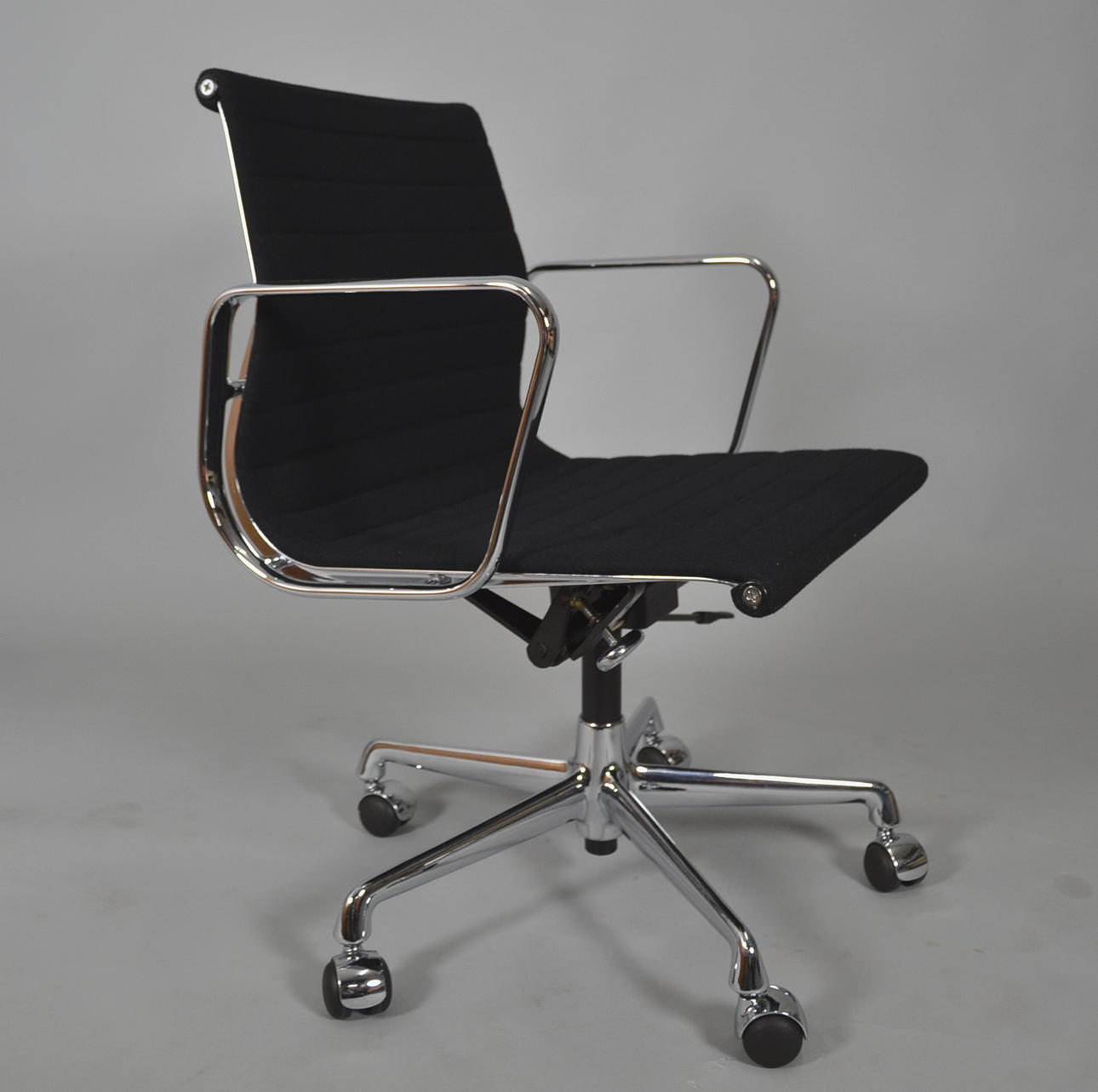 CHARLES & RAY EAMES. Vitra Alu Stol EA-117.