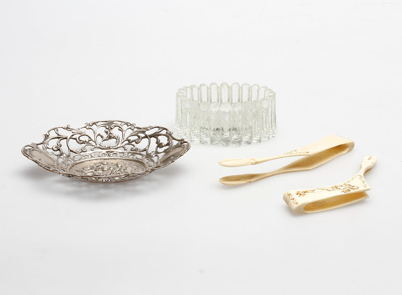 SILVER, BEN och GLASFÖREMÅL, 1800-1900-tal.