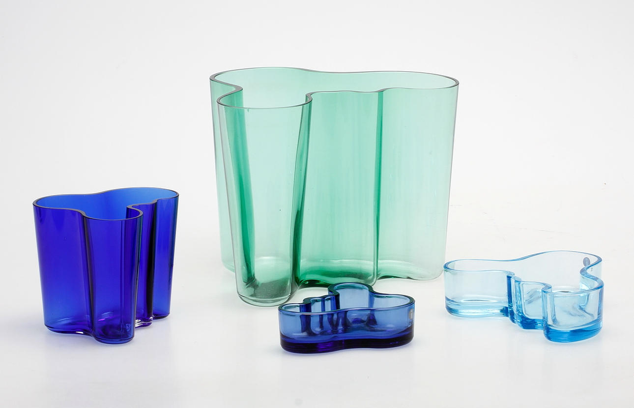 VASER, 2 st samt SKÅLAR, 2 st, "Savoy", Alvar Aalto, Iittala, Finland.