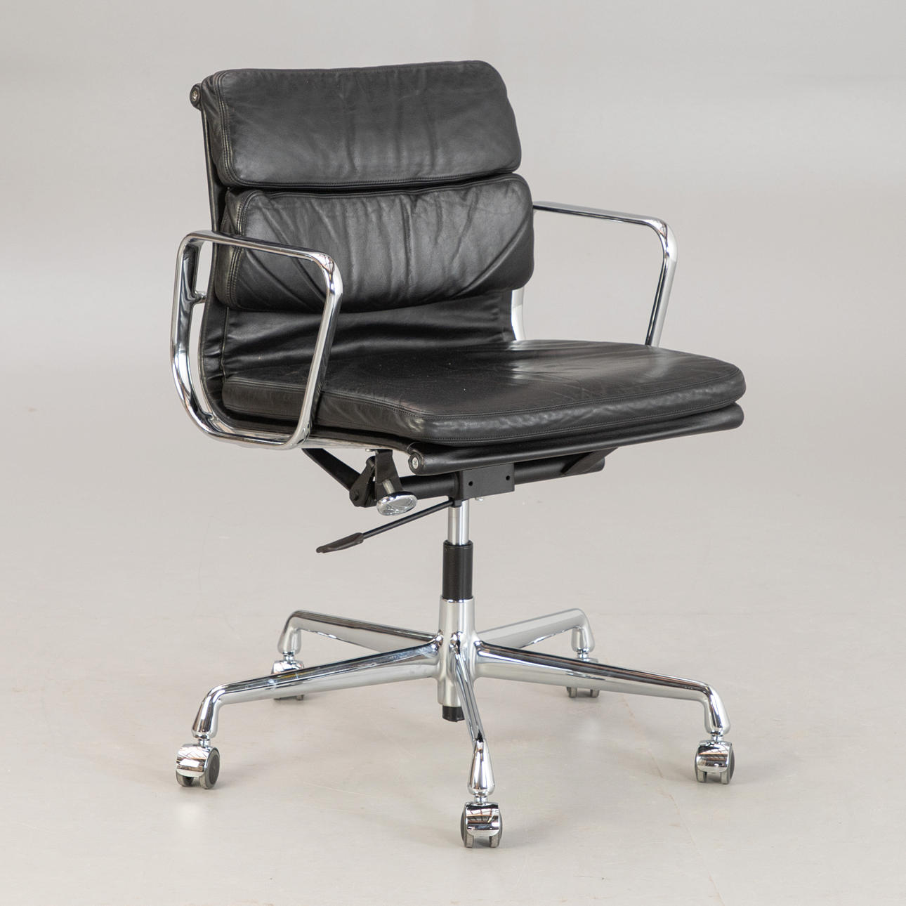 RAY & CHARLES EAMES. Vitra. 'EA217'. Soft pad, black leather.
