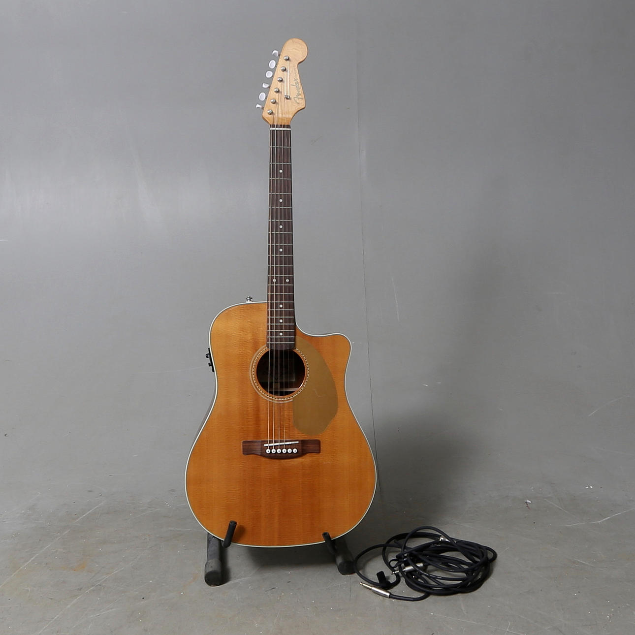 HALVAKUSTISK GITARR, Fender, Kina.