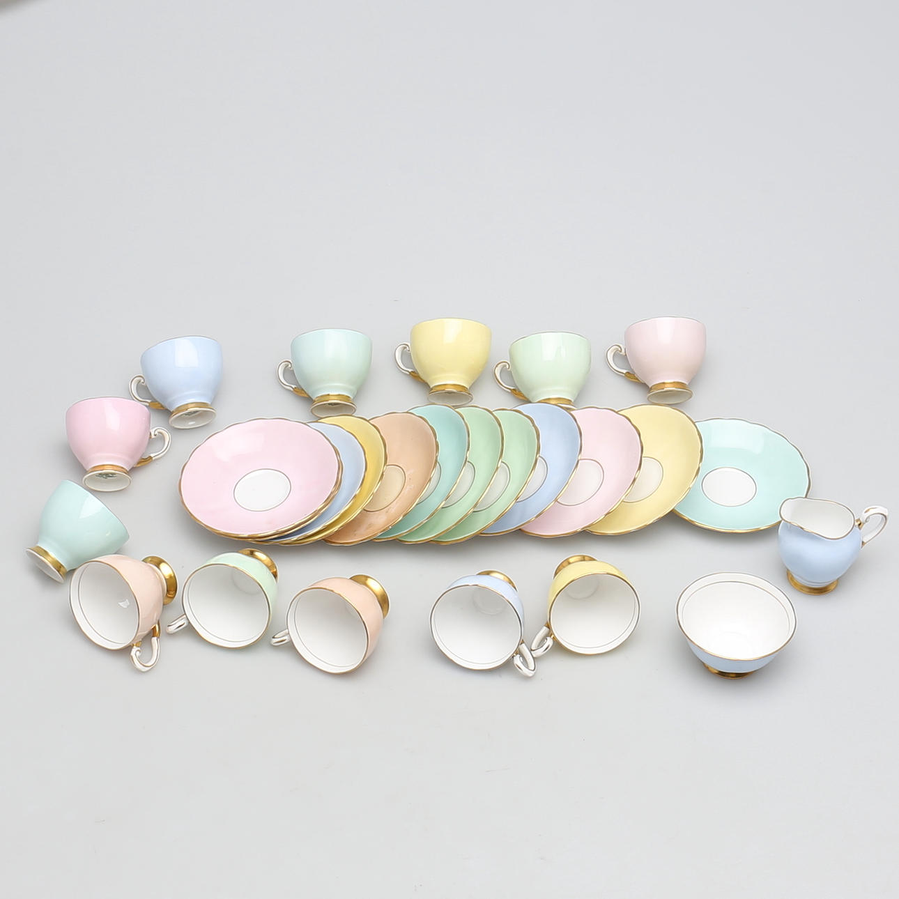 MOCCASERVIS. Pastellfärgad. Porslin. 26 delar. Tuscan. Made in England.