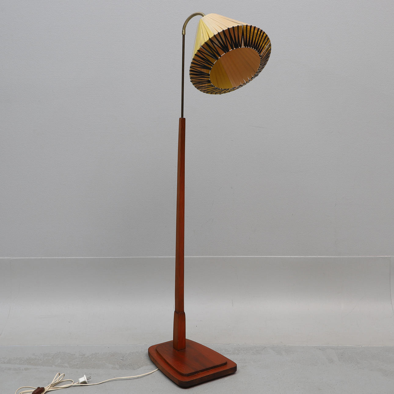 GOLVLAMPA, trä, 1940/50-tal.