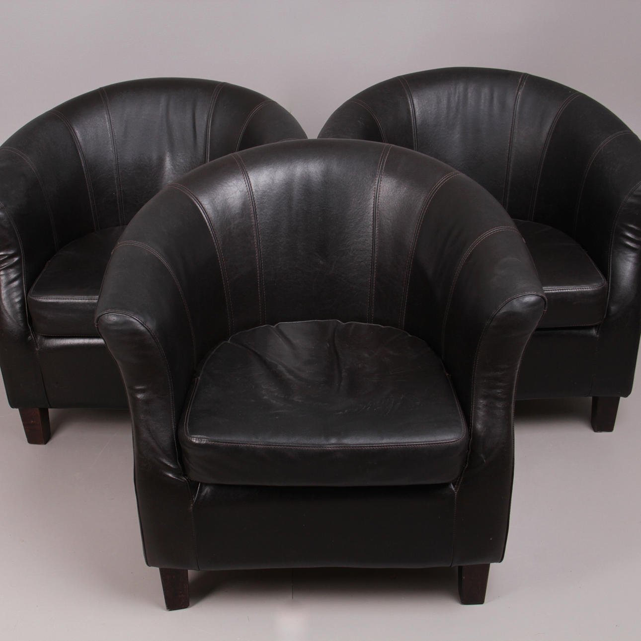 CLUBFÅTÖLJER, 3 st. Bycastskinn, samtida.