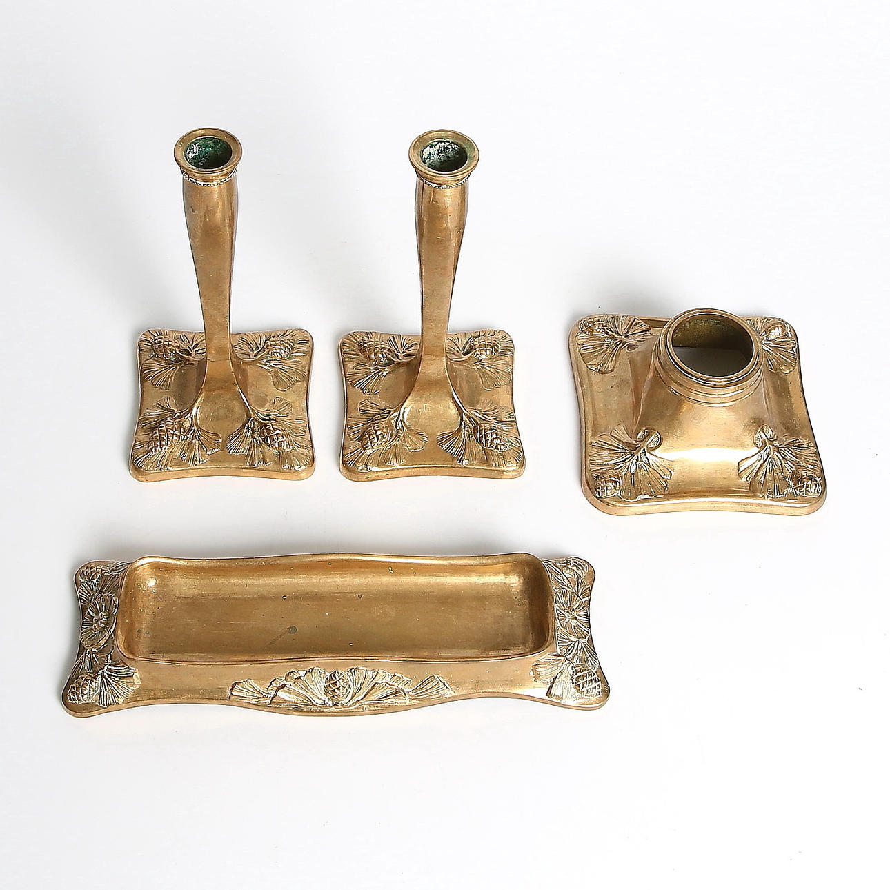 SKRIVBORDSUPPSATS, 4 delar, mässing, jugend, troligen Skultuna, Hjalmar Nordström, tidigt 1900-tal.