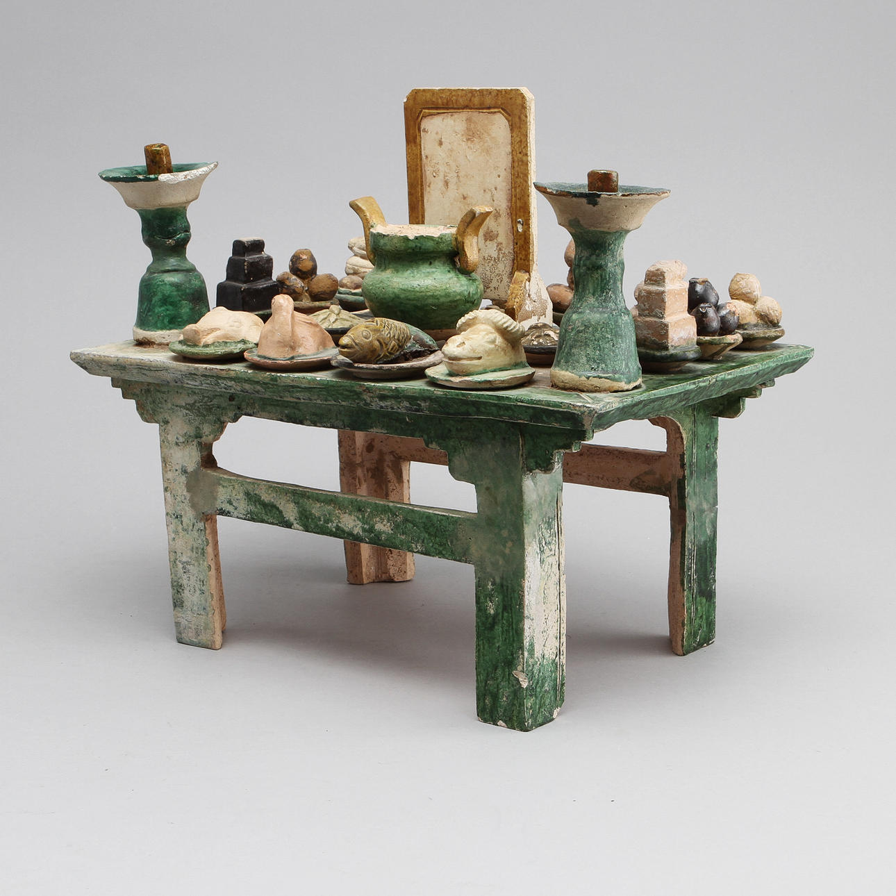 MINIATYRBORD, delvis glaserat lergods, Kina, sannolikt Ming (1368-1644).