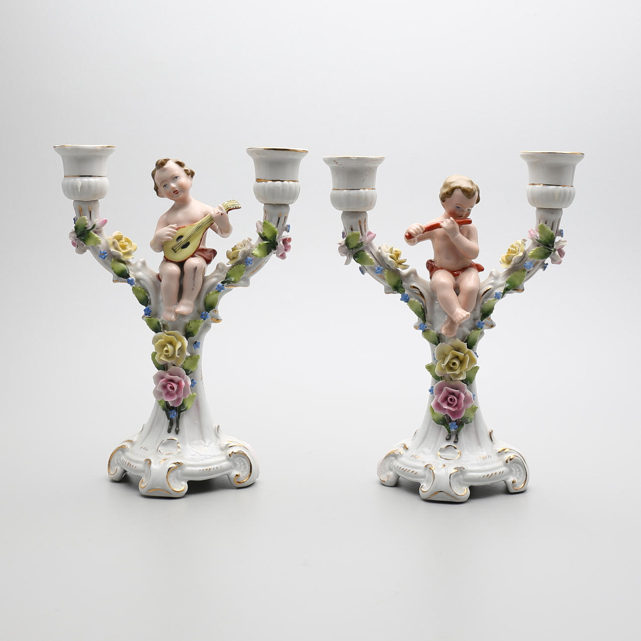 LJUSSTAKAR, ett par, porslin, troligen Tyskland, 1900-talets första hälft.