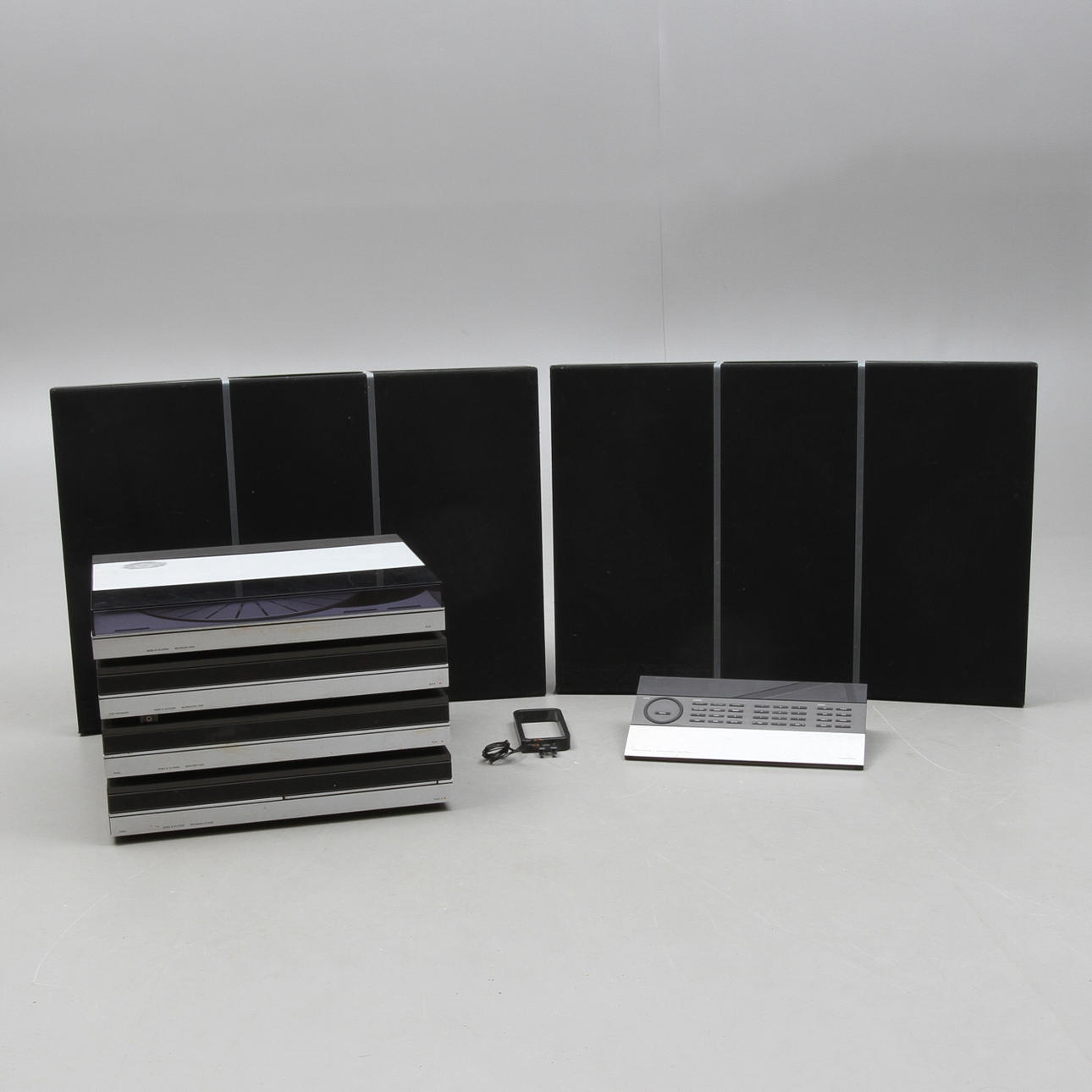 BEOSYSTEM 5500 samt högtalare Beovox RL 7000 och Master Control Panel 5500, Bang & Olufsen, 1980-tal.