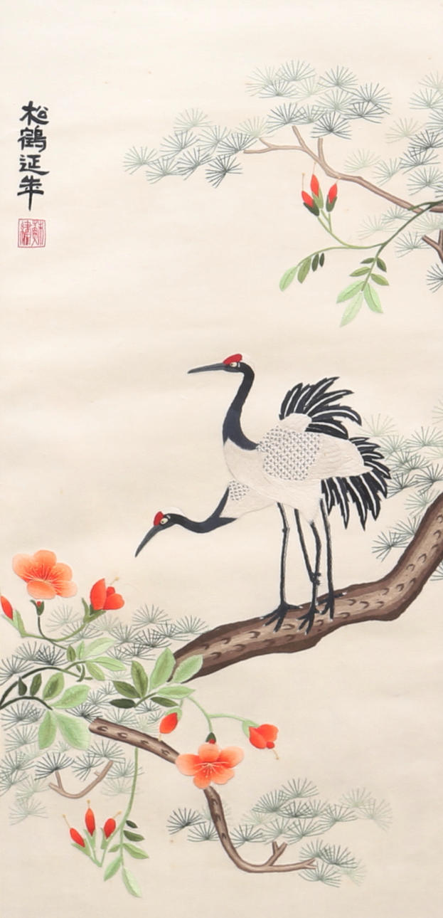 OIDENTIFIERAD KONSTNÄR. Broderi, blommor samt tranor, Kina.