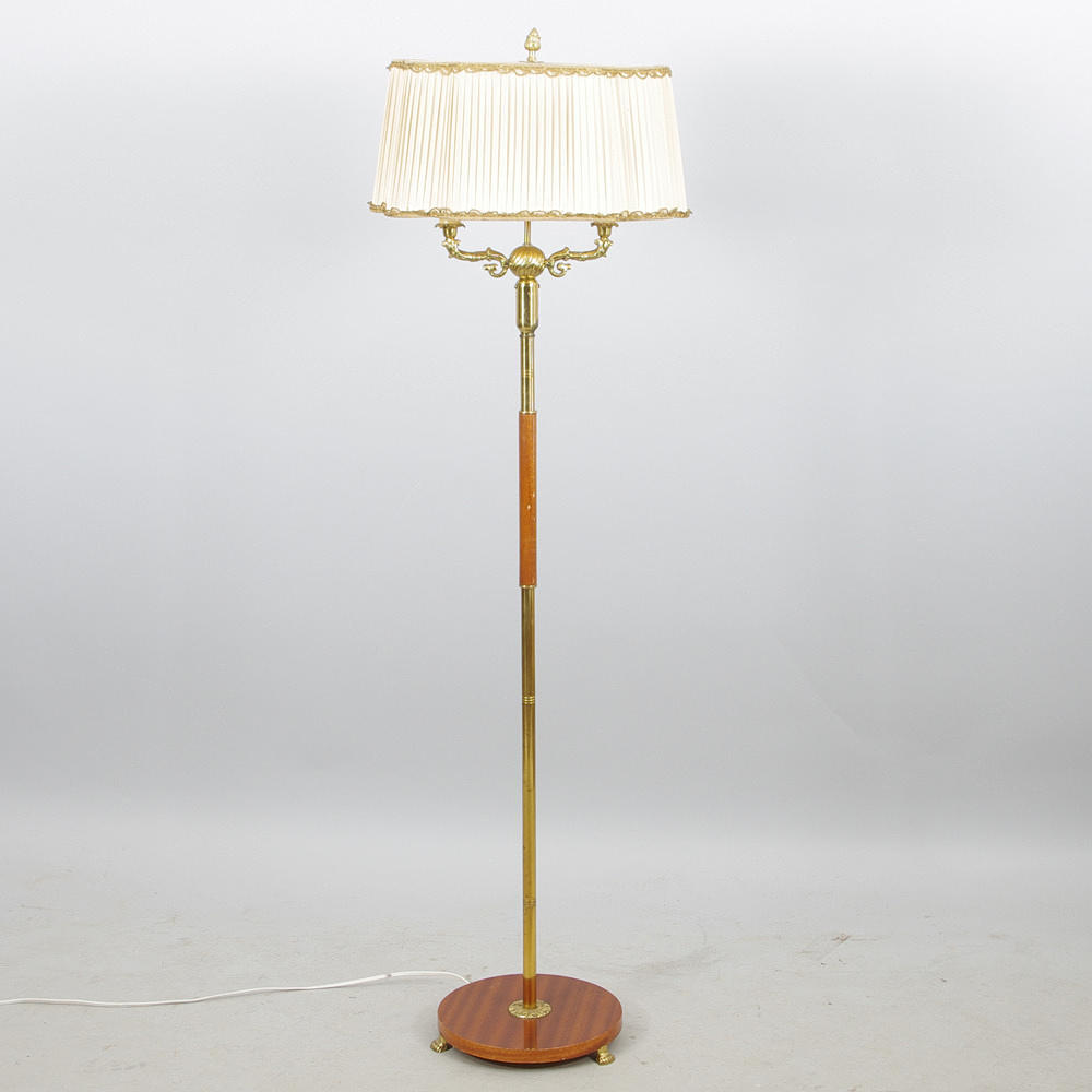 GOLVLAMPA, 2-armad, mahogny, mässing, 1900-talets mitt.