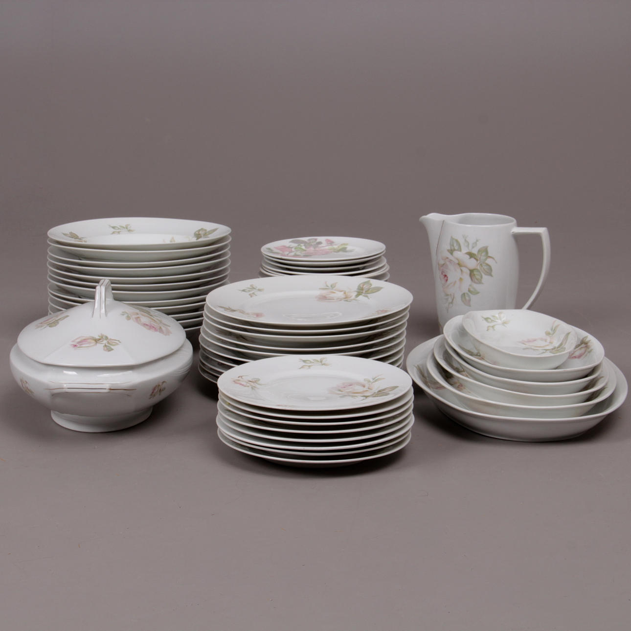 MATSERVIS, med dekor av rosor, 54 delar, 1900-tal.