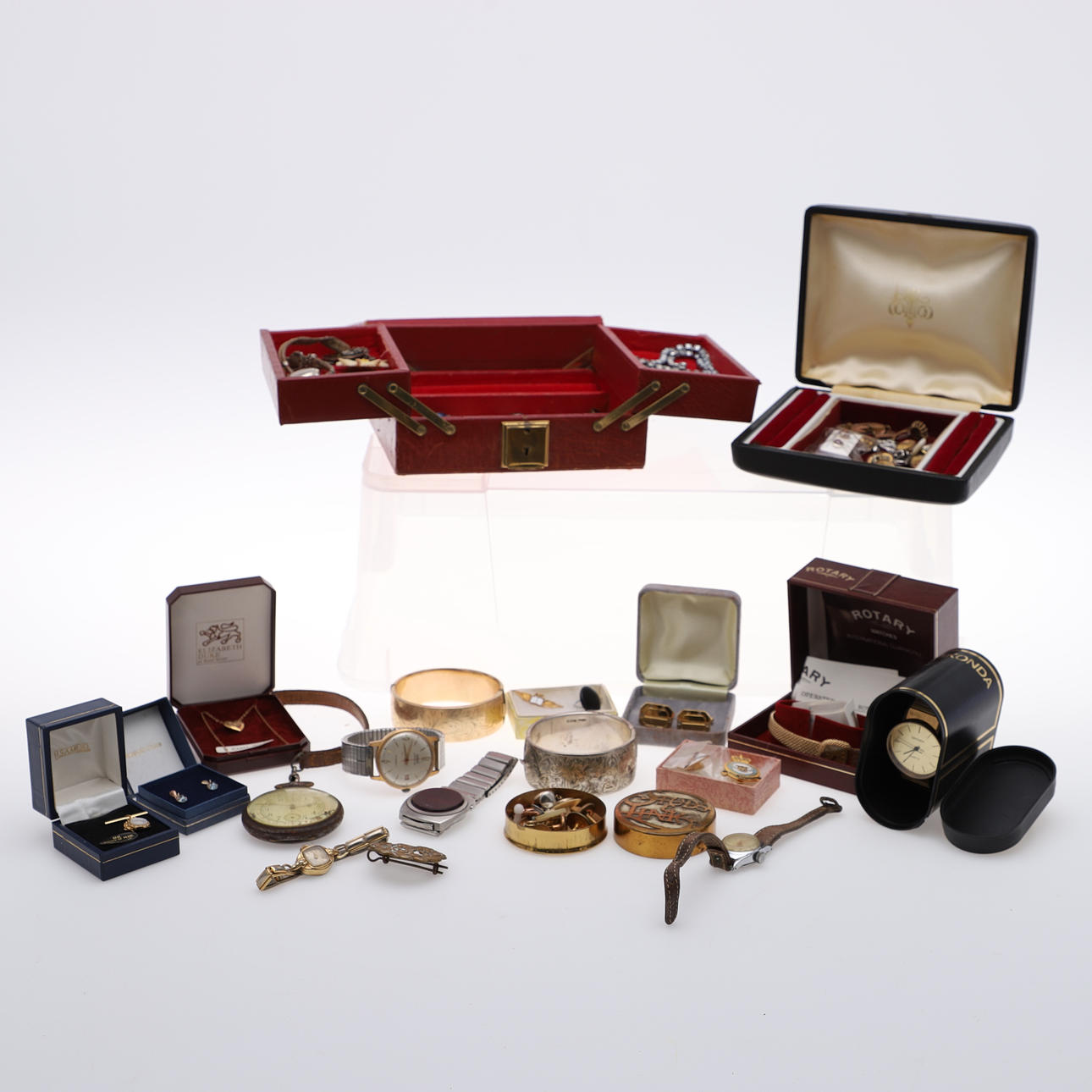 EN MÄNGD SMYCKEN OCH UR.