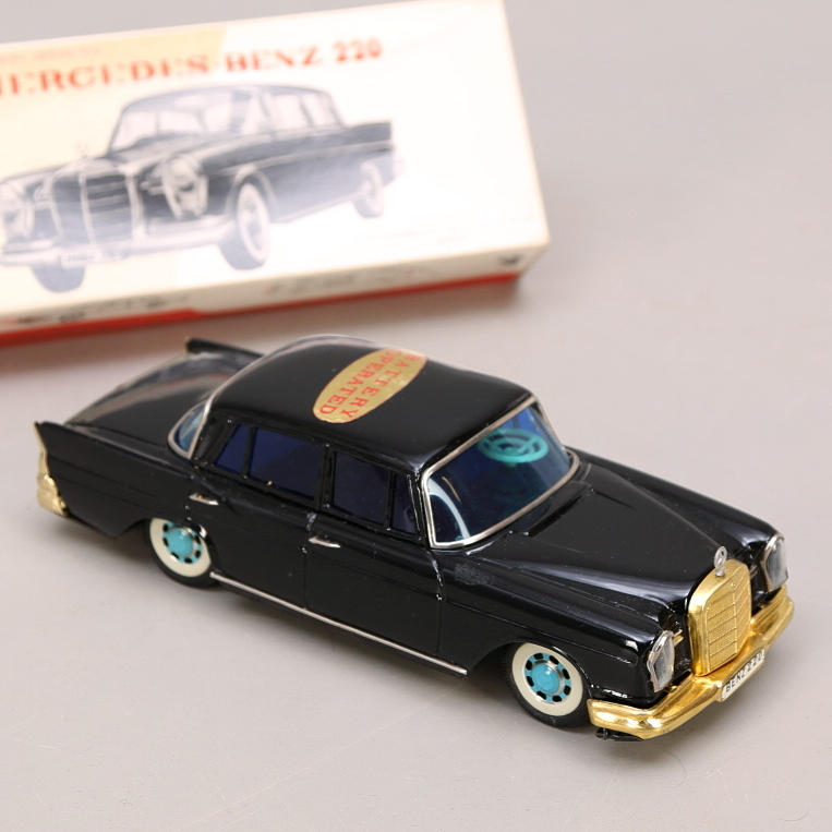 MODELLBIL Mercedes Benz 220, batteri, Japan.