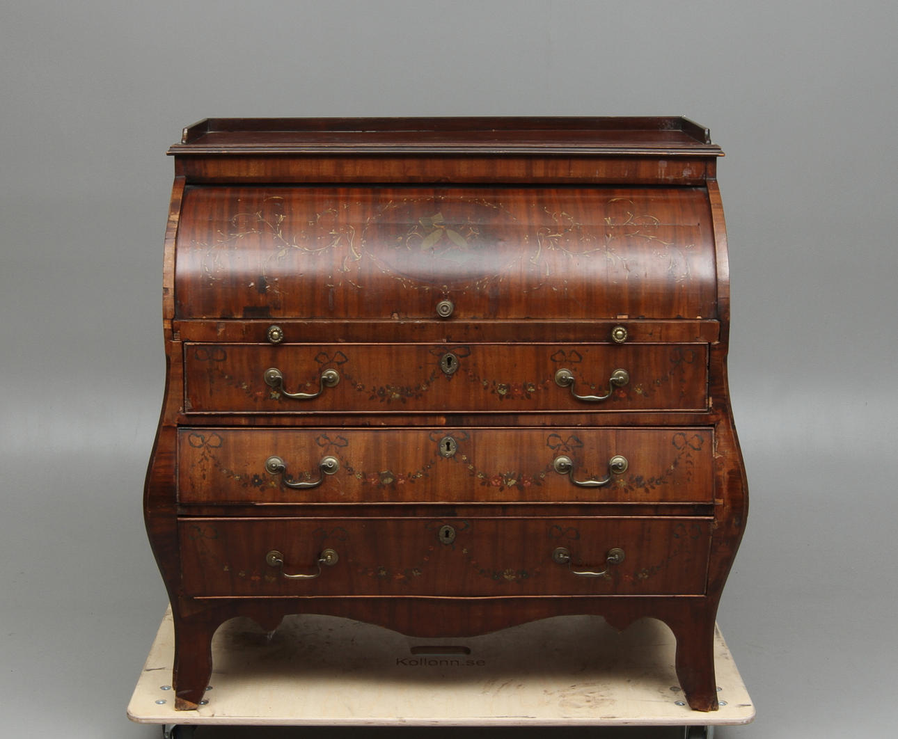 RULLKLAFFSEKRETÄR, mellaneuropa, mahognyfanér, 17/1800-tal.