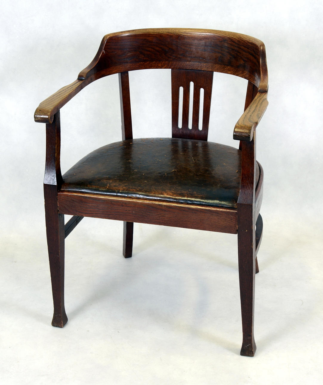 ARMSTOL, bonad ek med brun läderklädsel.