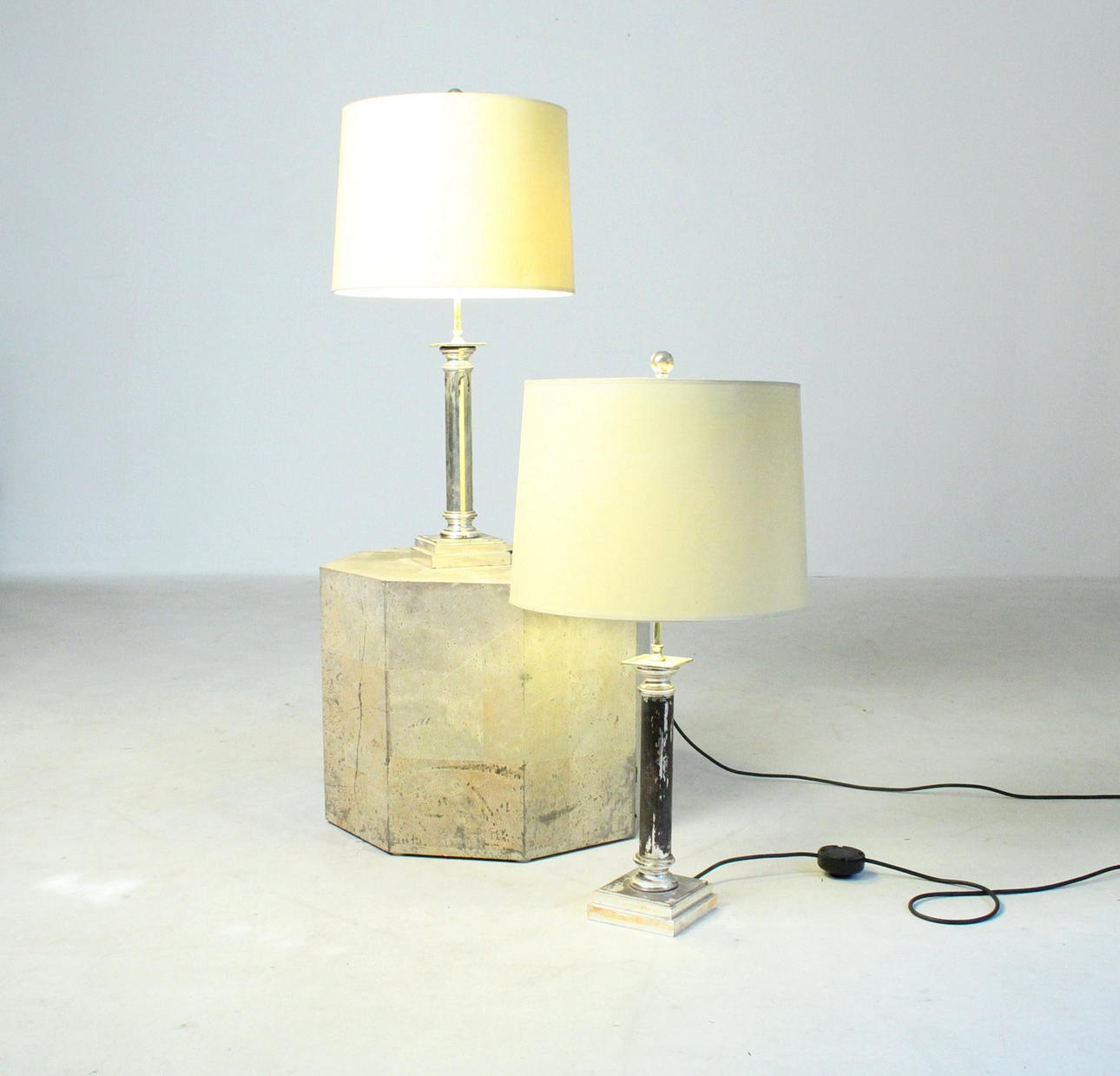 par klassiska bordslampor.