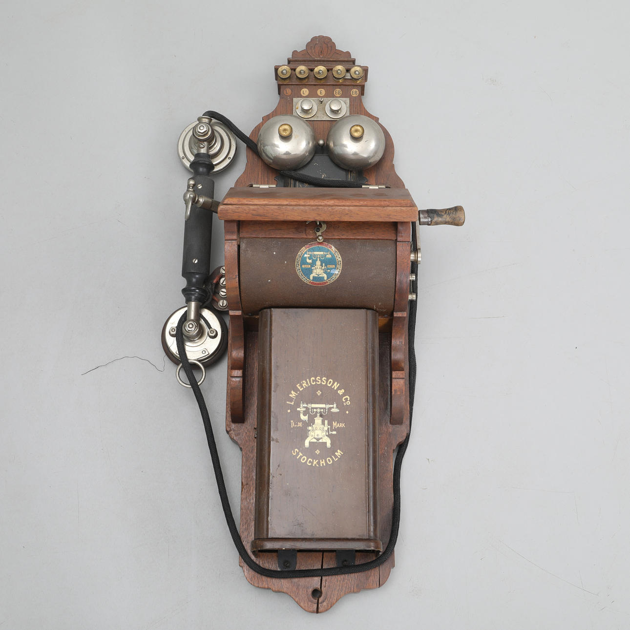 Telefon, LM Ericsson, träfodral, sent 1800-tal.
