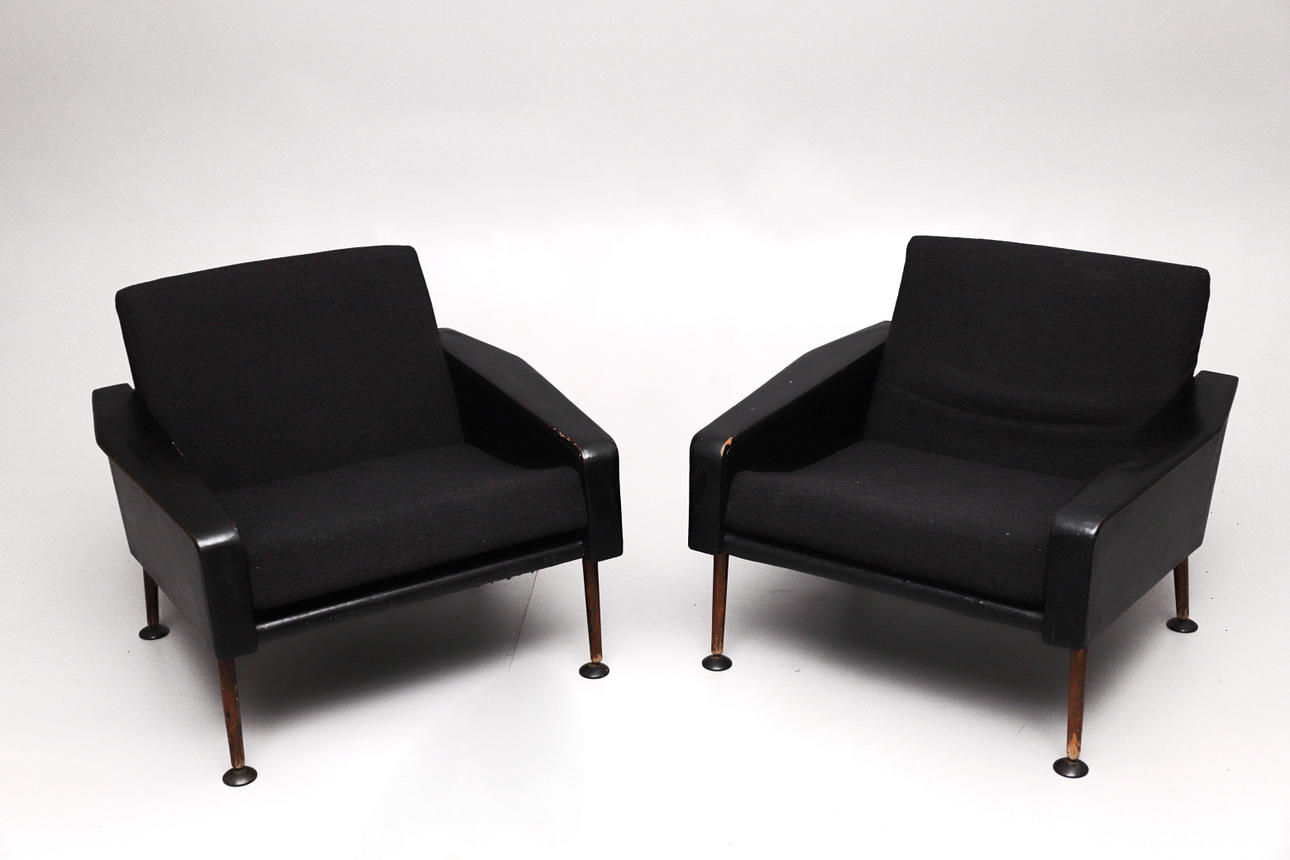 PARI NOJATUOLIA. SKY- JA MUSTA VERHOILUSSA.