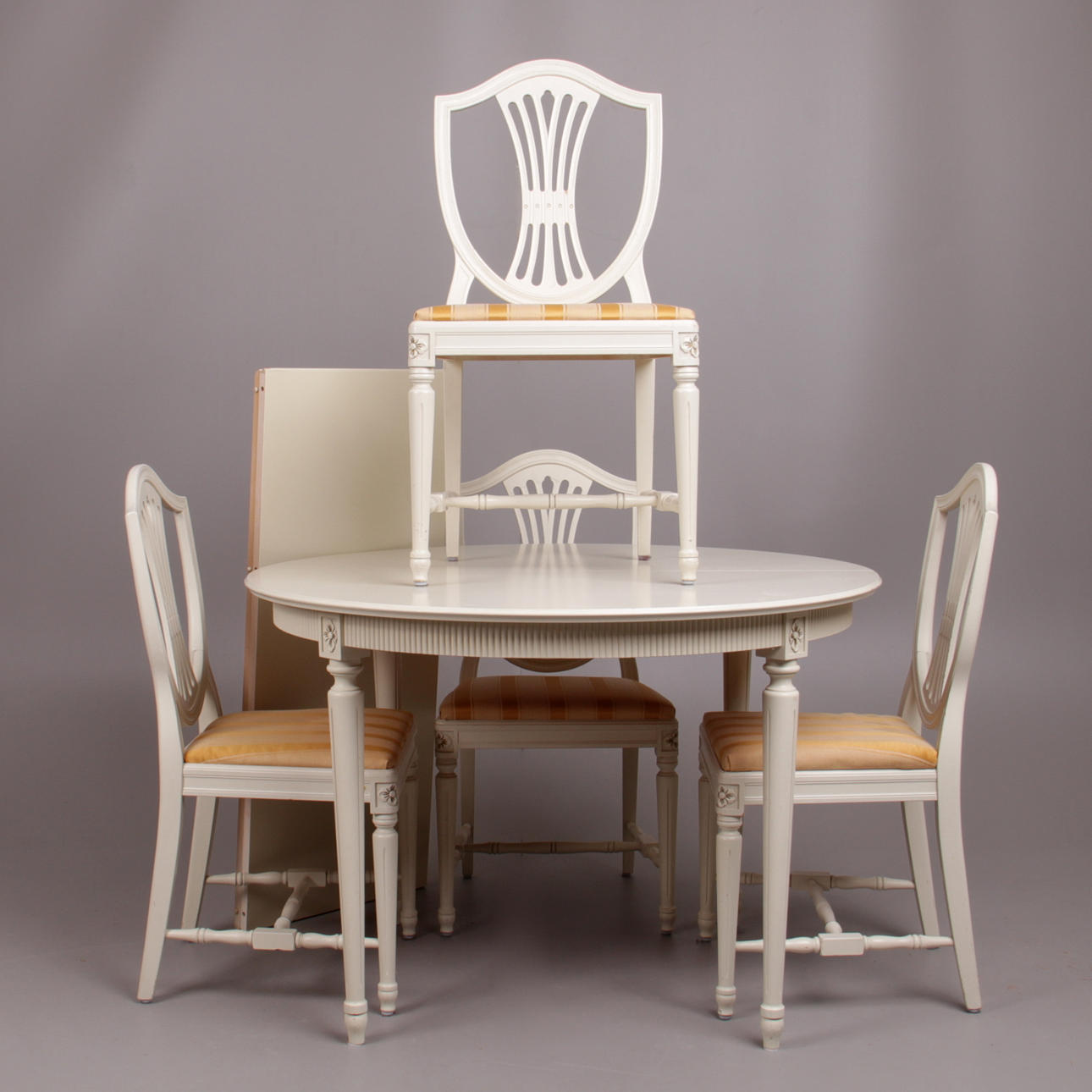 MATSALSGRUPP, 7 delar, gustaviansk stil, 2 iläggsskivor, 1900-talets slut.