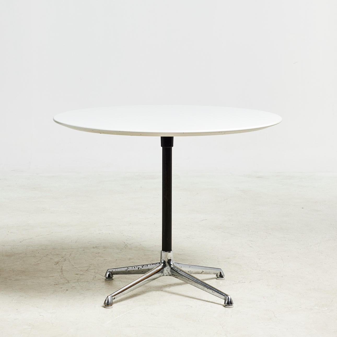 CHARLES & RAY EAMES, matbord, vit skiva och kromat underrede.