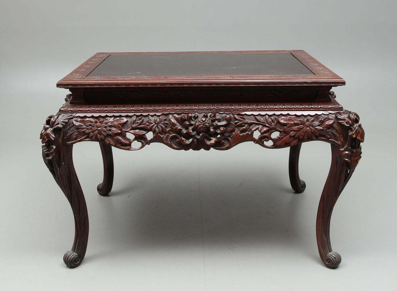 BORD, orientaliskt, 1900-tal.