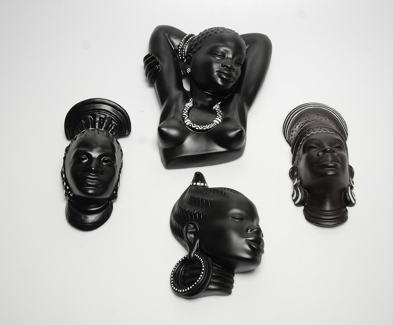 VÄGGSKULPTURER, 4 st, " Negresser " 1900-talets mitt.