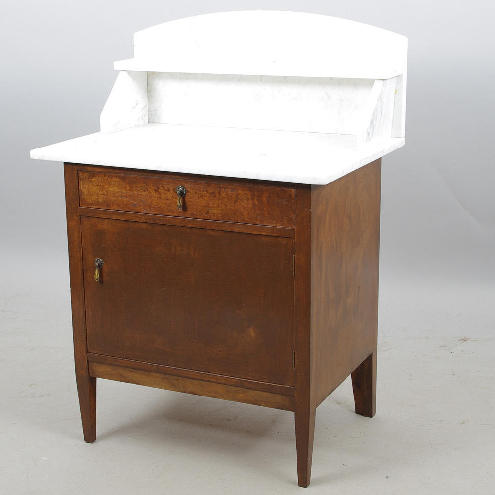 KOMOD med marmorskiva, 1900-talets första hälft.