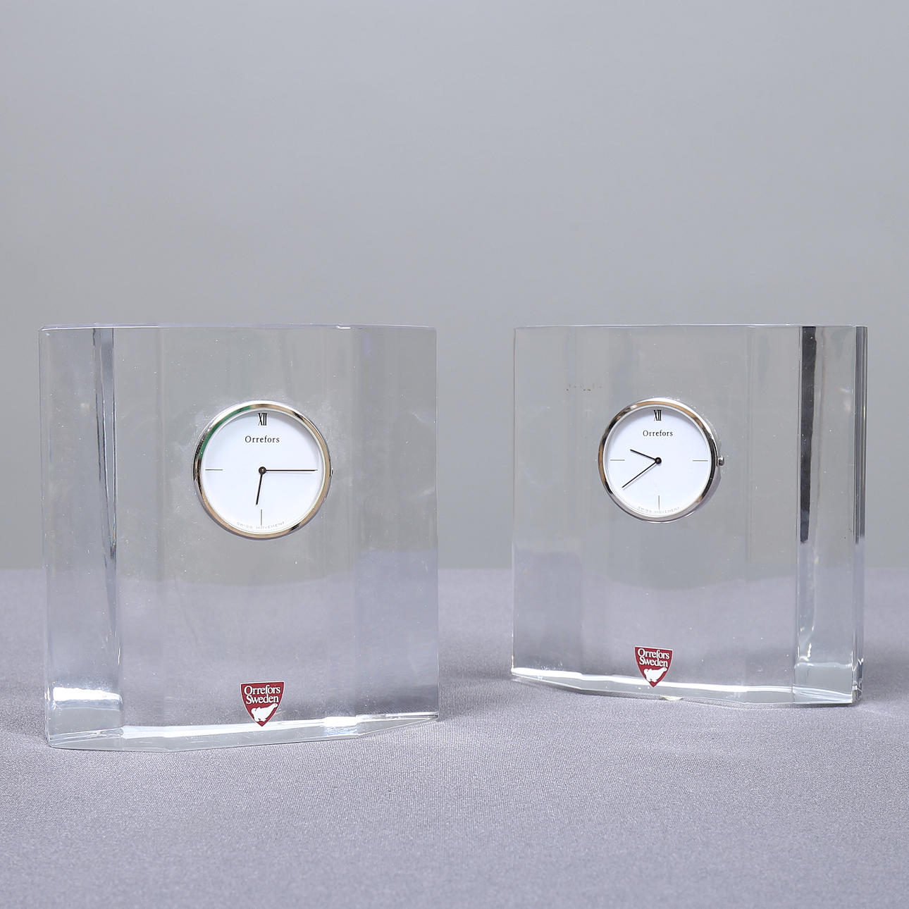 OLLE ALBERIUS. Table clock, a pair, glass, Orrefors, "Regent".