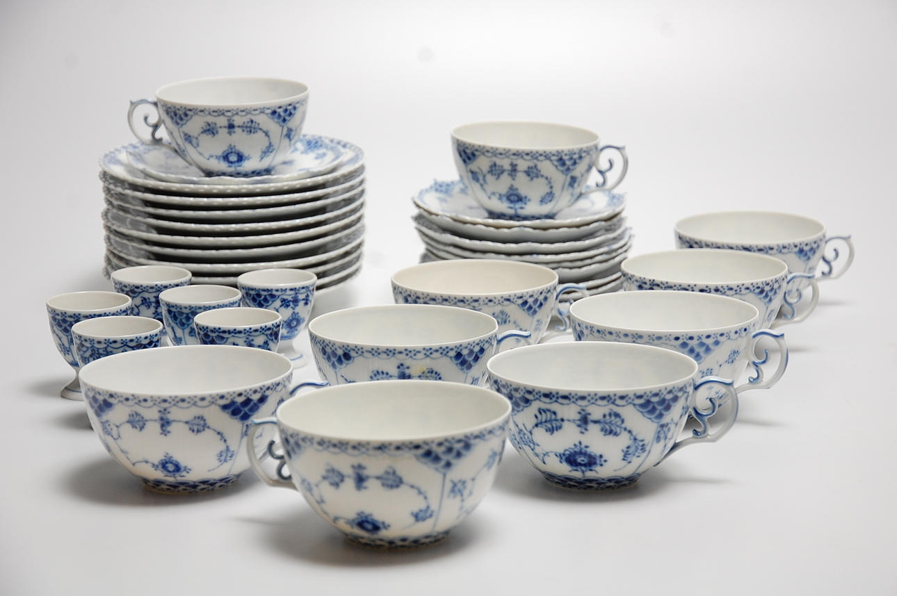 MUSSELMALET, tekoppar, äggkoppar, 36 delar porslin Royal Copenhagen.