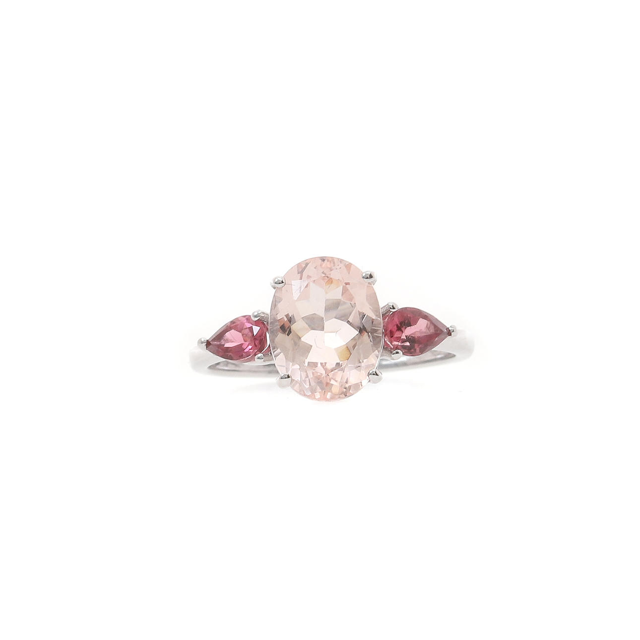 EN MODERN 9 KARAT VITGULD TRE STEN KLÄNNING RING.
