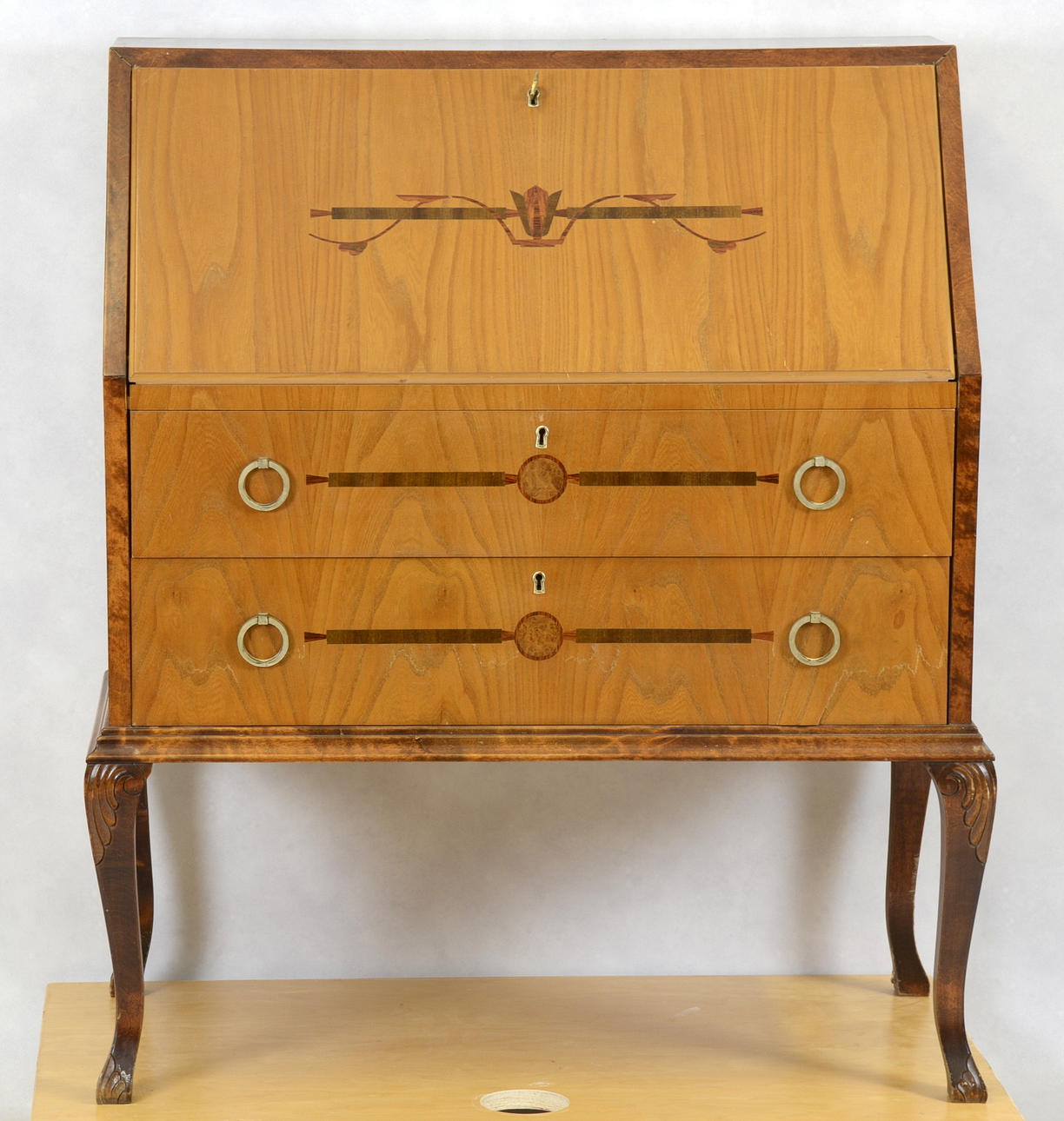 SNEDKLAFFSSEKRETÄR MED INTARSIA, betsad björk.