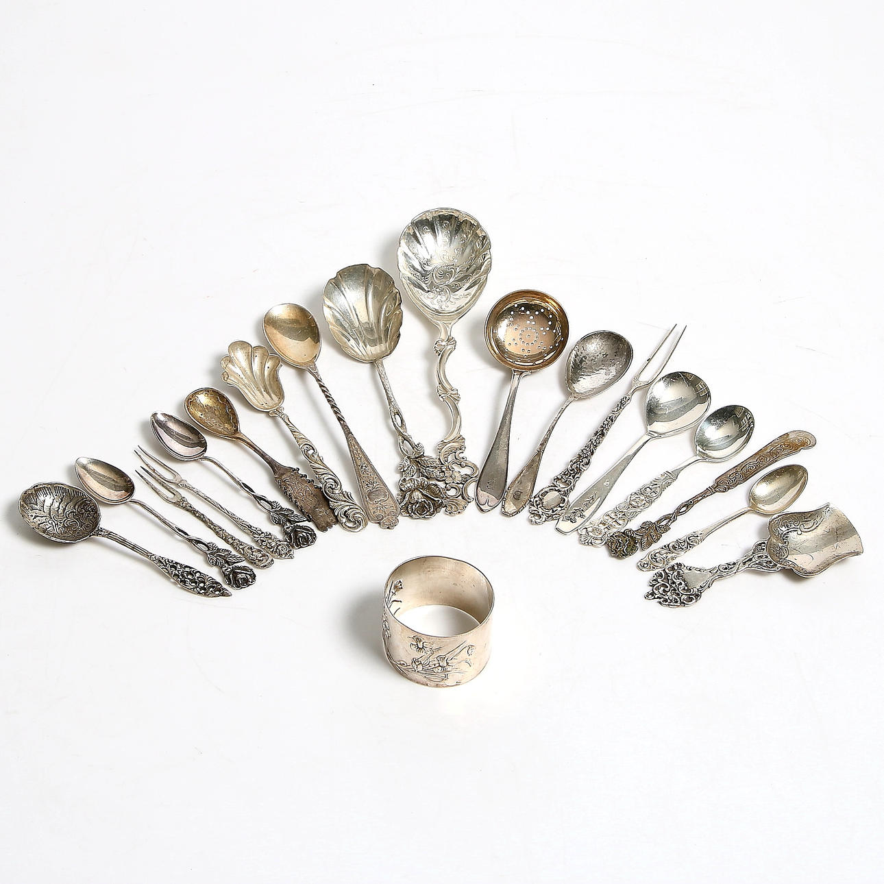 UPPLÄGGNINGSBESTICK, 19 delar, silver. Vikt 326 gram.