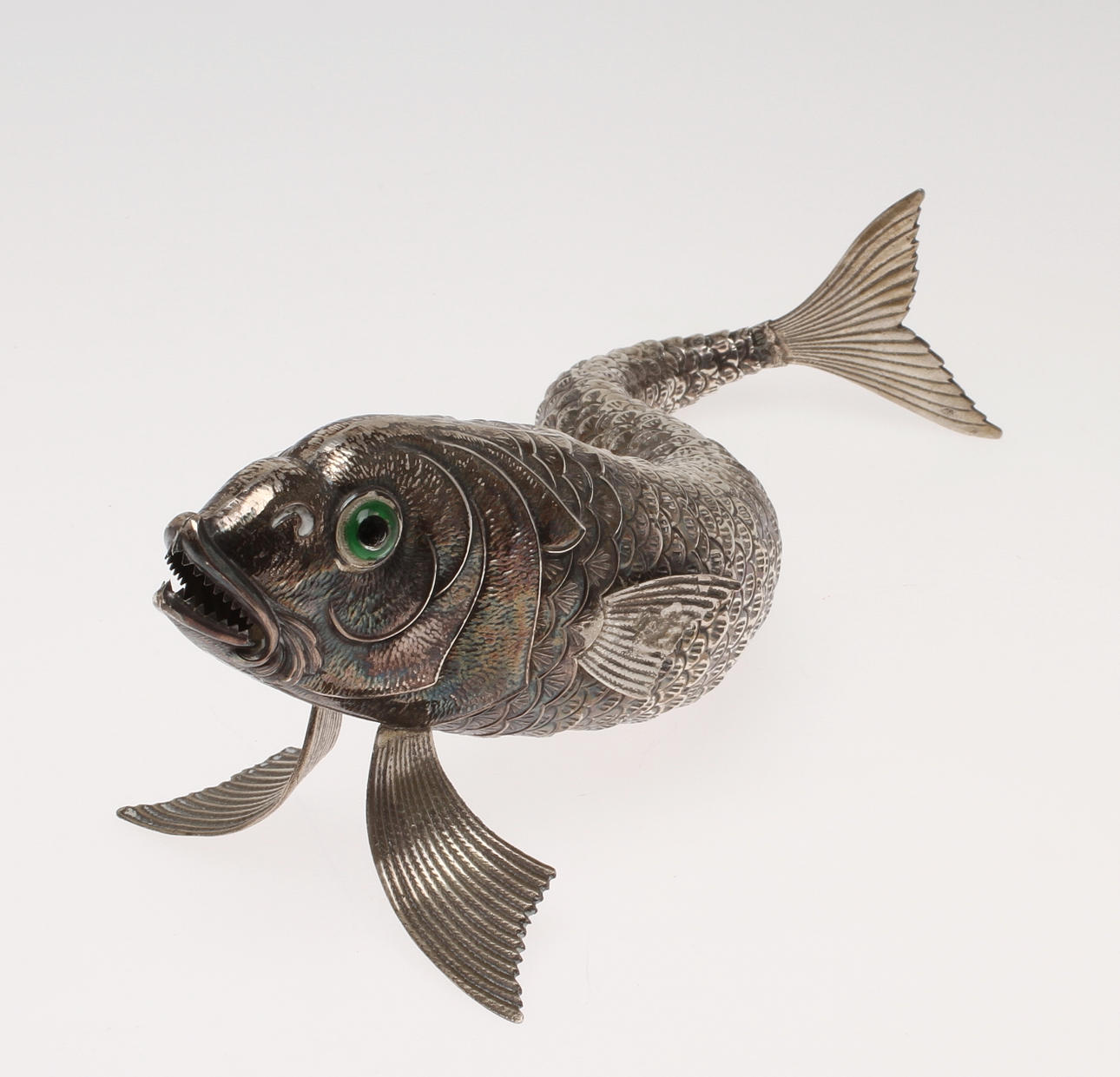 BORDSDEKORATION, i form av fisk, silver.