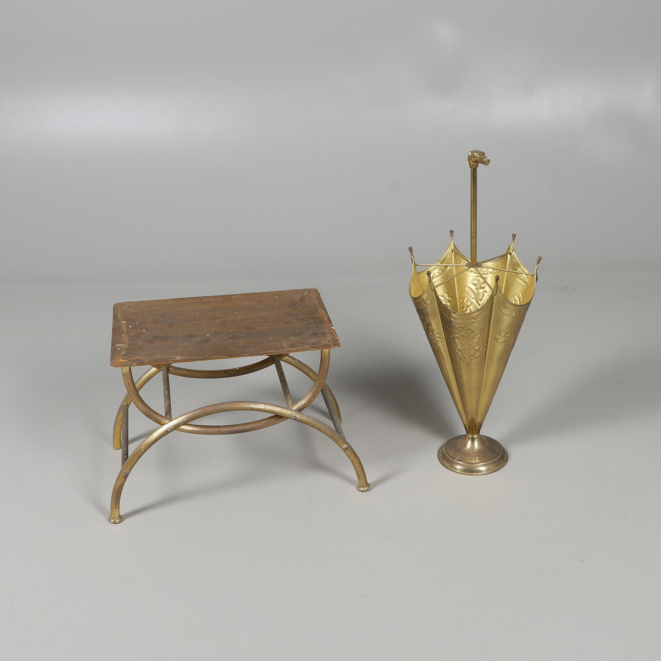 ET LILLE STØBEJERN OG MESSING BORD.