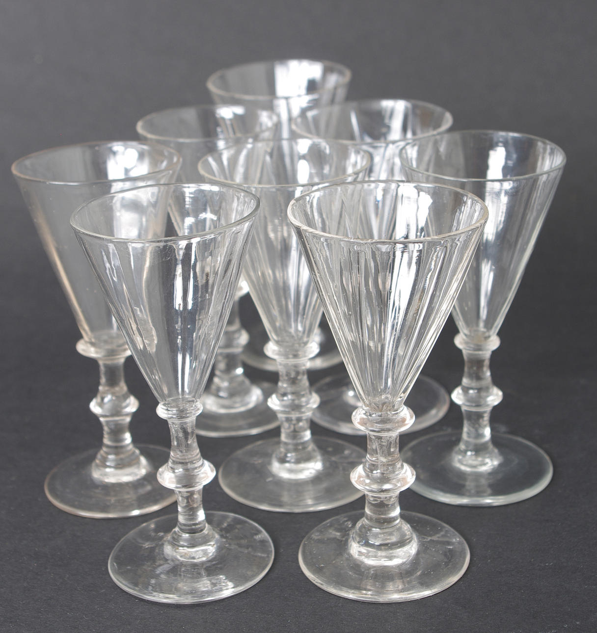 SNAPSGLAS. 8 stycken snarlika, paraplyglas, sent 1800-tal.