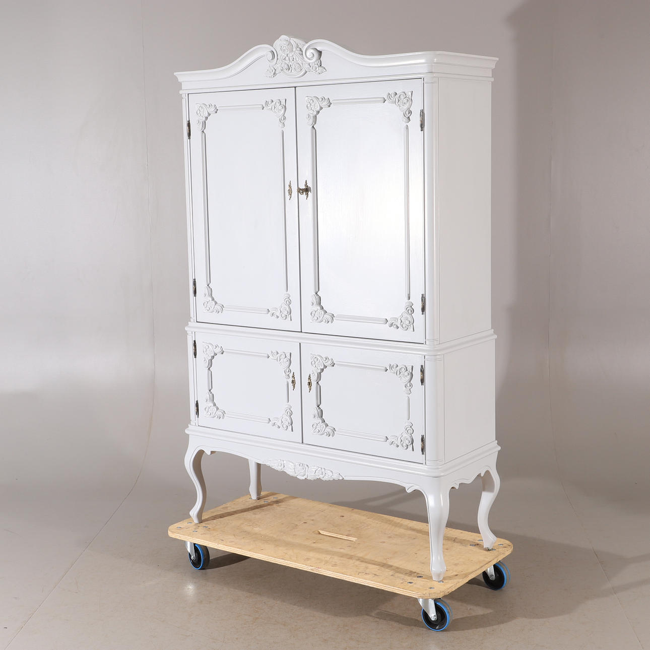 ESSZIMMERSCHRANK, grau gestrichen, Rokoko-Stil.